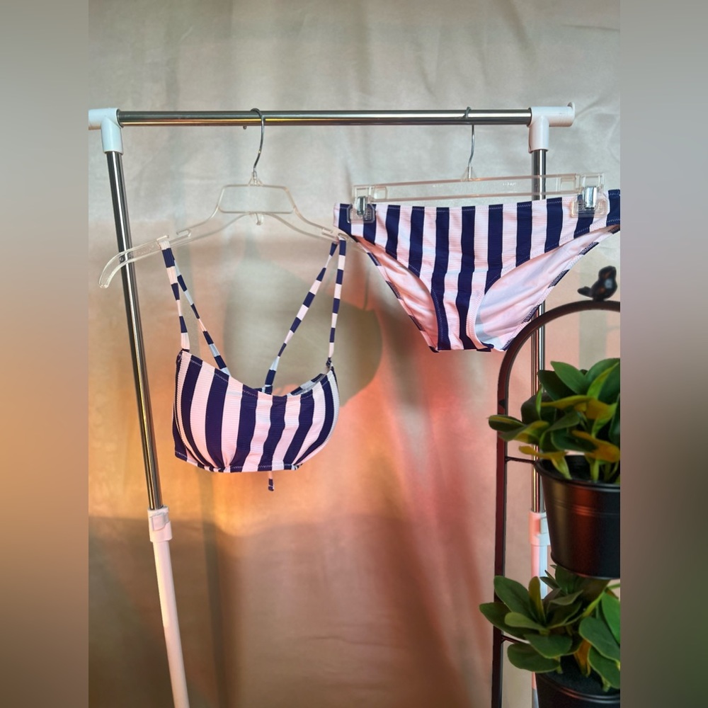 WHITE AND NAVY 2-PIECE SWIMSUIT